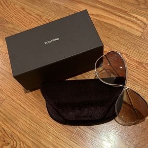 Tom Ford Miranda Size:
68/10/115 shiny rose gold tan gradient lens